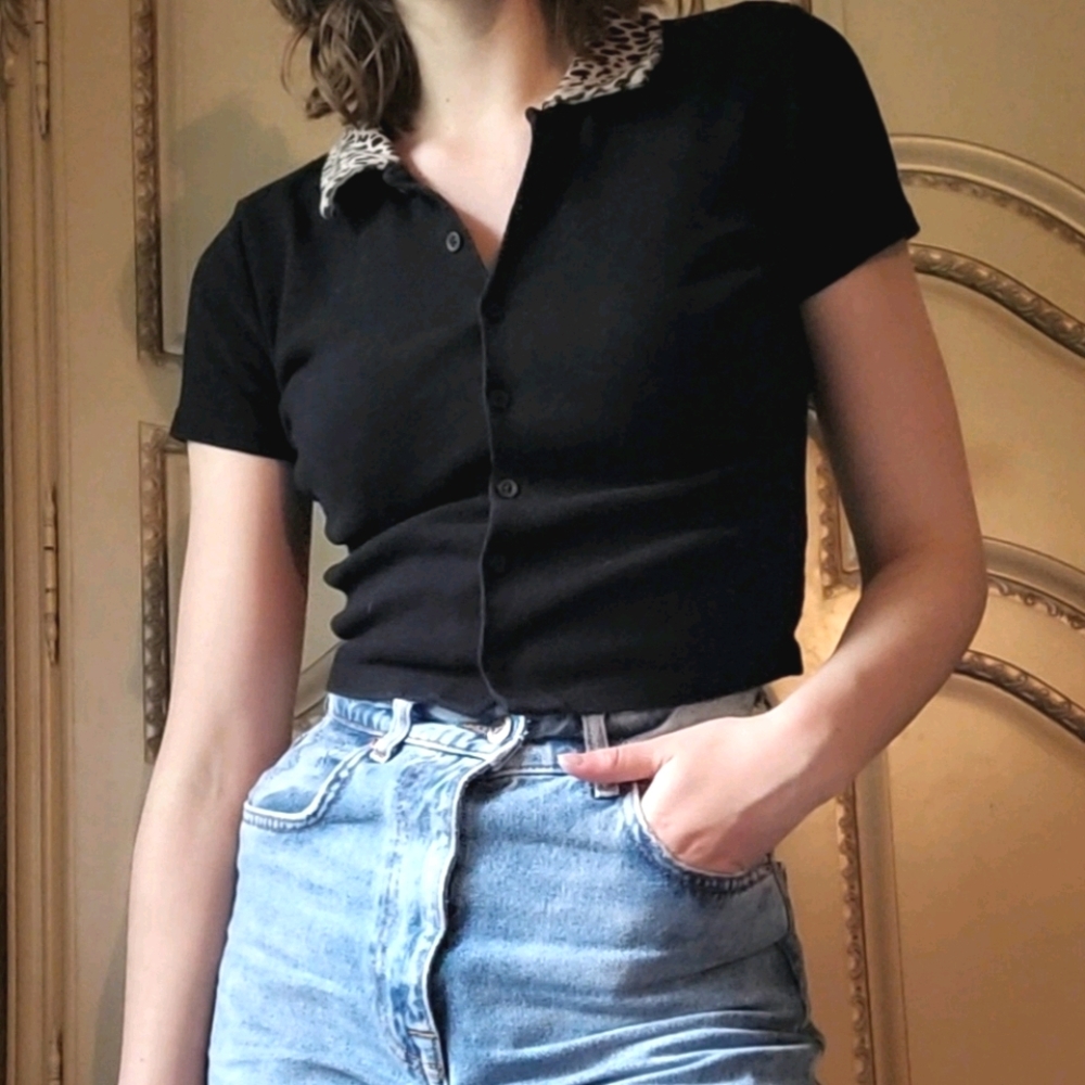 Button-down t-shirt with leopard print collar